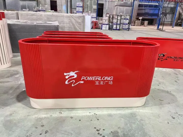 红色长槽 · 批量成品 · 工程与制造现场